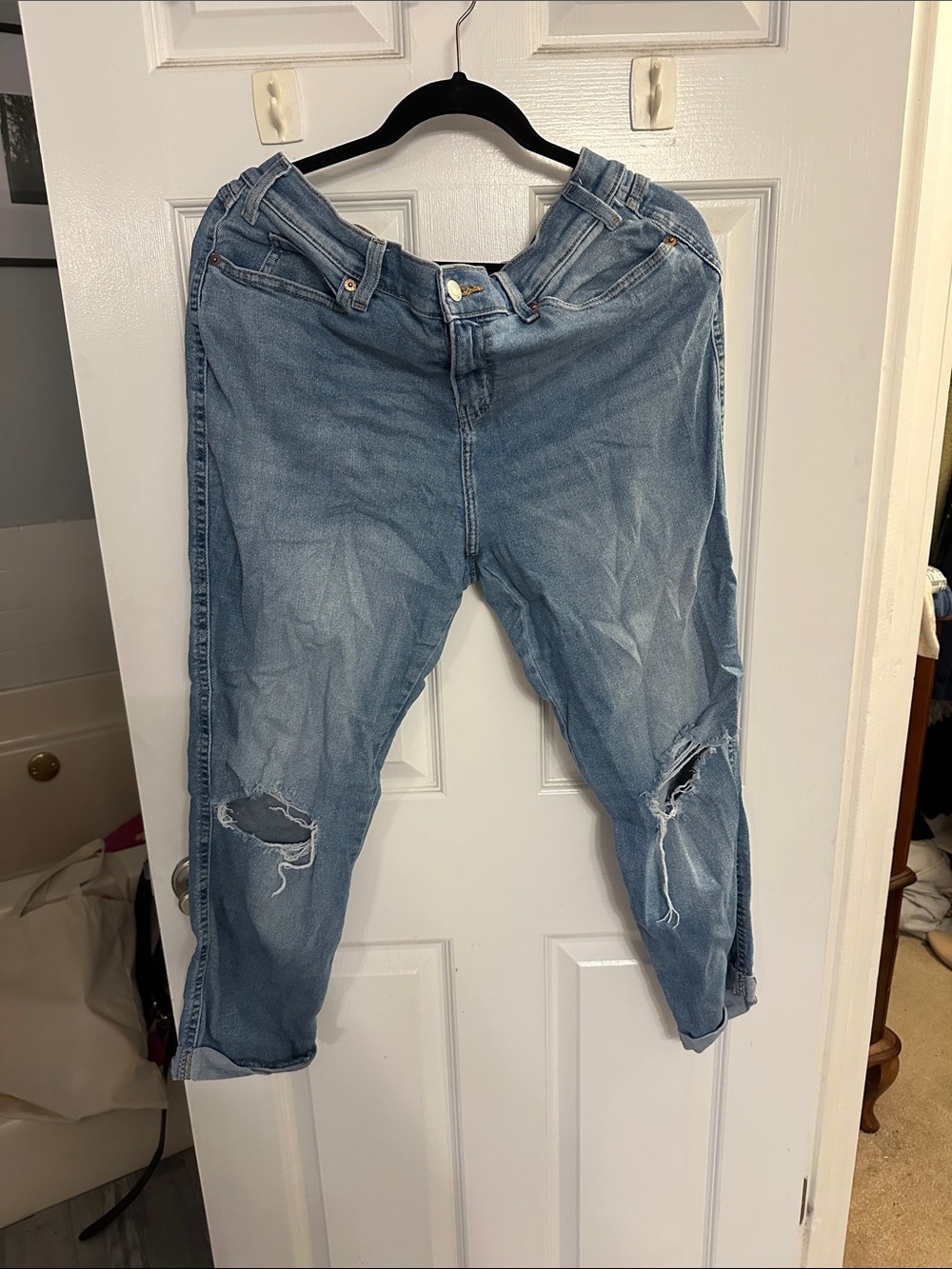 Levi Wash Distressed Knee Ripped Jeans